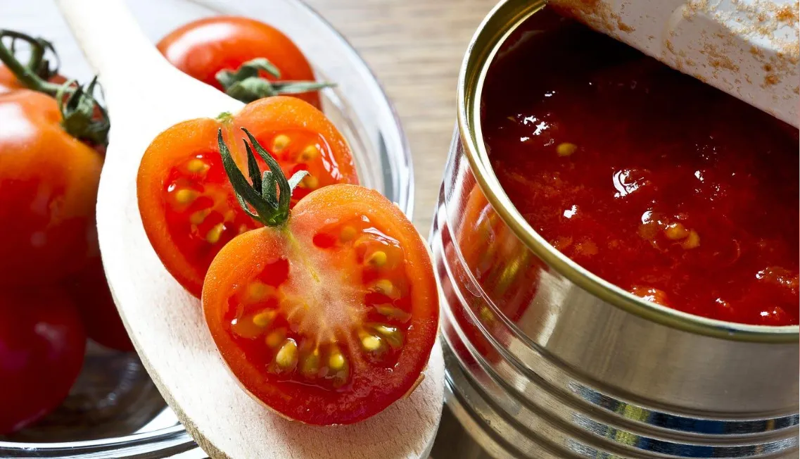 Canned tomatoes and fresh tomatoes